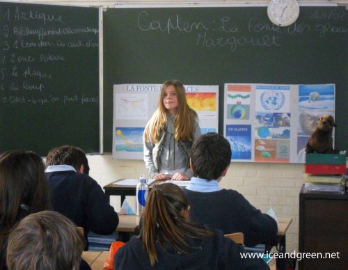 Margault présente aux élèves du Berlaymont son projet "La fonte des glaces en Arctique"