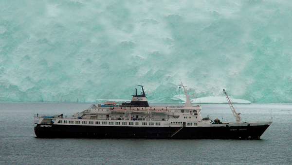 Théâtre Royal de Namur, Arctique, Spectacle, Belgique, Groenland, Anne-Cécile Vandalem, Namur, Arctic05, paquebot, navire, iceberg, thriller politique